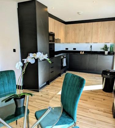 Elegant 2 bed flat with balcony in London