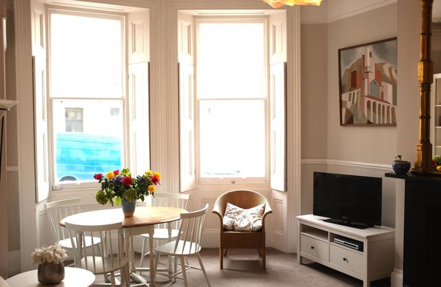 Elegant 2 bedroom Regency apartment with secluded garden. Sea views. Sleeps 4