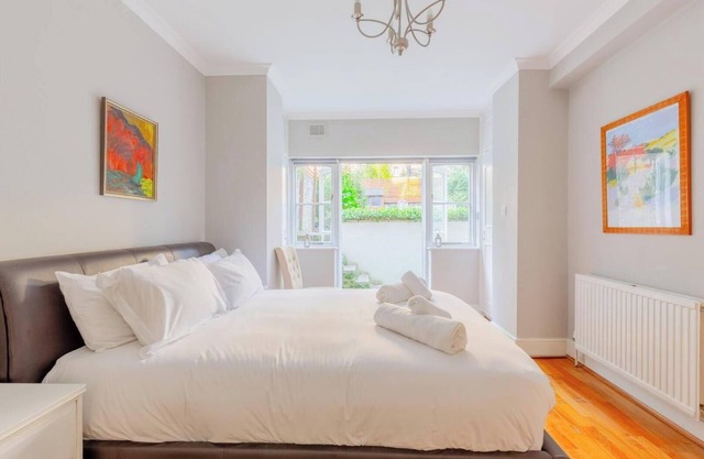 Elegant 2BD Flat with Prvt Patio, West Kensington