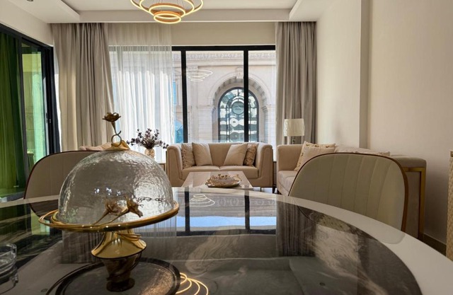 Elegant 2BR by Vendome mall