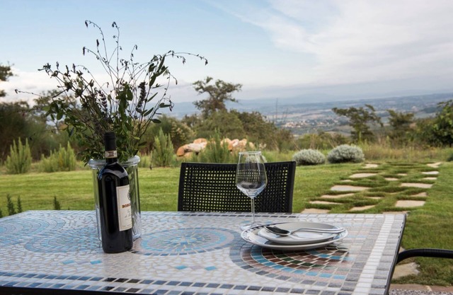 Elegant and spacious ground floor villa of 142 m2 located in a private area of ​the estate suitable for those with mobility difficulties. Composed of a large living room with fireplace, kitchen complete with dishwasher, microwave, electric oven, mok