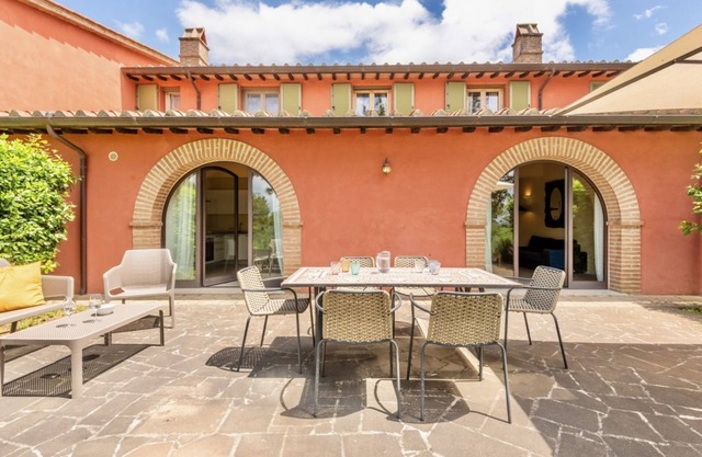 Elegant and spacious two-storey villa of 156 m2 consisting of a large living room, kitchen complete with dishwasher, microwave oven, electric oven, coffee machine, kettle, fridge and freezer.Indoor and outdoor dining area, a master double bedroom with pr