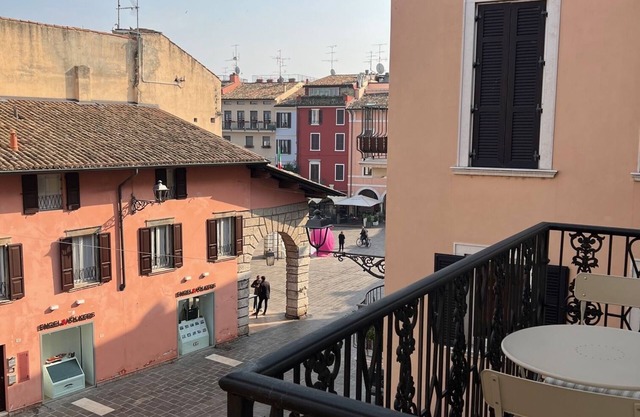 Elegant apartment in the heart of Desenzano del Garda Maghy's House