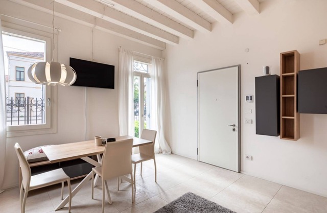 Elegant apartment located on the ground floor of a building.Able to accommodate up to 4 people, with a small 10 sqm garden in front of the house, a double bedroom, a living room with kitchenette and bathroom.The apartment has an assigned private uncovere