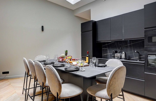 Elegant apartment with AC-3BR-10P-Place des Vosges