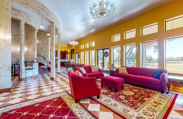 Elegant Castle on Ranch with Rooftop Deck, Dance Studio - Dog-Friendly