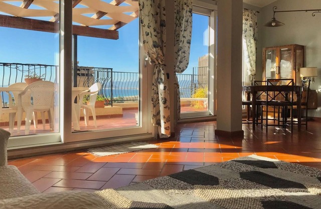 Elegant, centrally located penthouse with fantastic sea views close to the beach