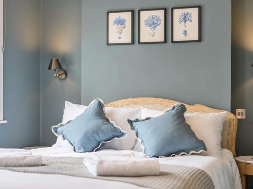 Elegant Central Guildford Home with Castle Views Pass The Keys