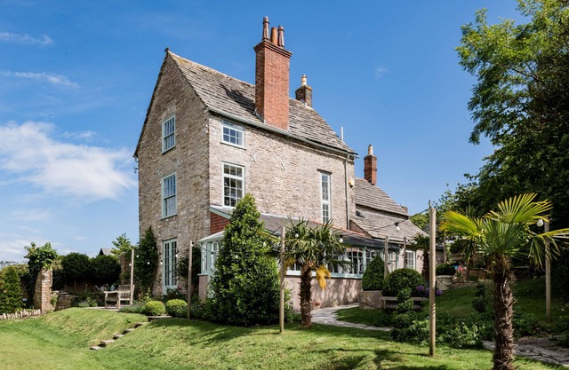 Elegant Cottage with large garden and sea glimpses in the heart of Swanage