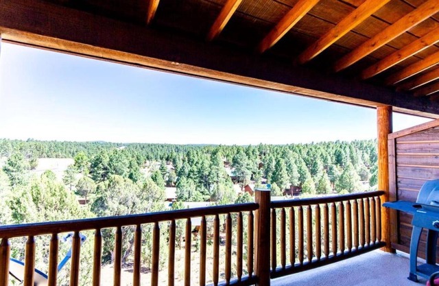 Elegant Cottage with Wonderful Views near FH Lake