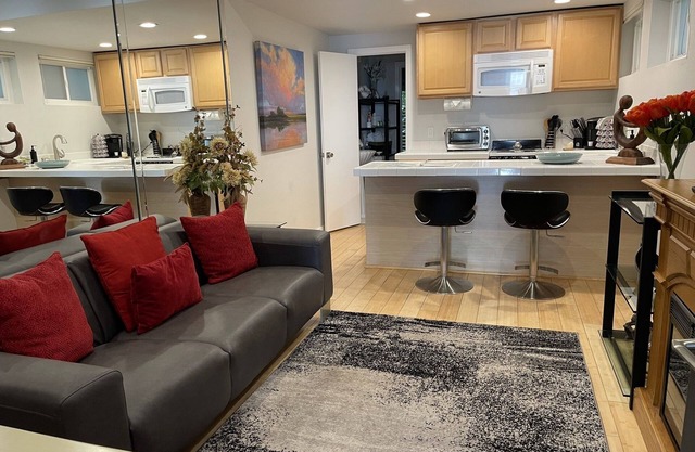 Elegant Guest House in Prestigious Silver Strand