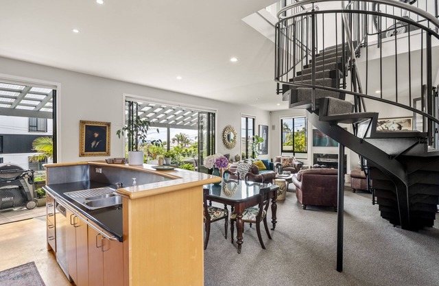 Elegant light-filled retreat - minutes to city, Ponsonby, harbour and cafes.