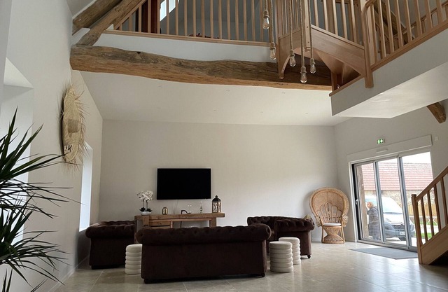 Elegant lodge with SPA, reception, and PMR access near Paris