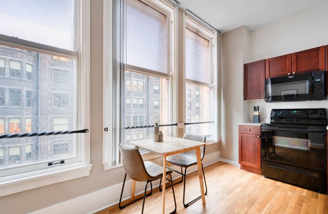 Elegant Loop 1BR w/Gym & Doorman, nr L & Grant Park, by Blueground