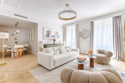 Elegant Luxury Apartment for 6 on Champs-Élysées
