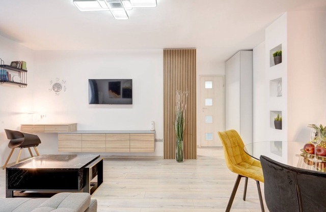 Elegant Old Town Apartment - Central, Quiet, Fully Equipped