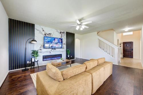Elegant Retreat at Katy Houston, 2330 sf, 4 Bedroom 2 and Half Baths, Game Room, King Bed, BBQ, Located near Katy Asian Town, Typhoon Waterpark