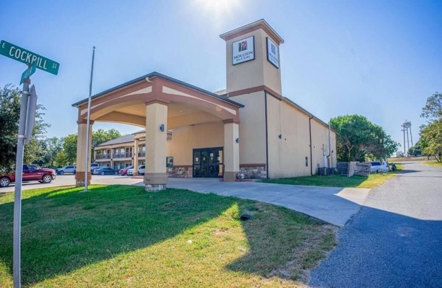 Elegant Room Near Bryan’s Treat With Kitchenette, Free Breakfast And Parking