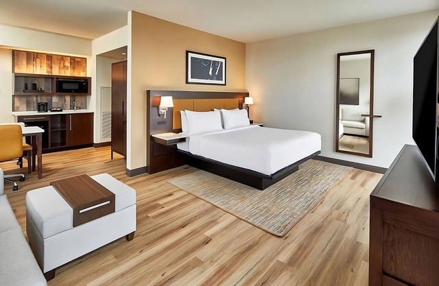 Elegant Stay in the Heart of the City! Swimming Pool, Kitchenette, Pets Allowed!