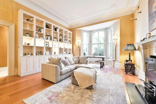 Elegant Victorian Flat Near Chelsea Embankment