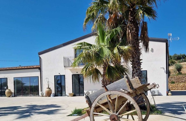 Elegant villa in Sicily with luxurious rooms, pool and event facilities