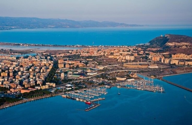 Elengant typical house with garden, quiet zone, near beach and center city.