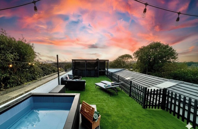 ELEVATED ESCAPE - 3 bedroom house with rooftop terrace,sauna,hot tub&cinema room