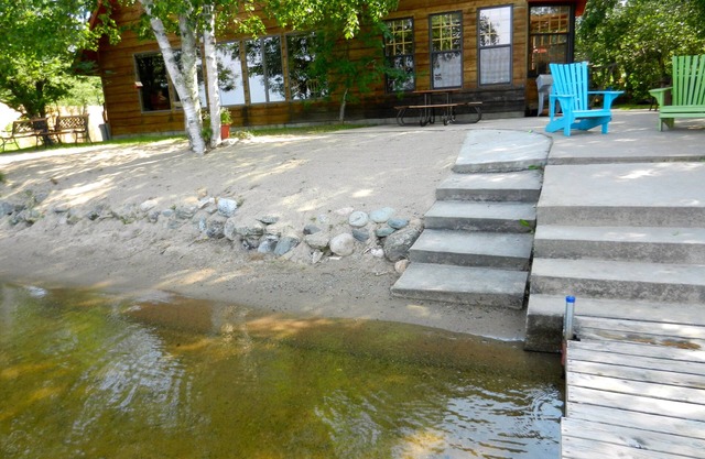 Elite Lakeside Retreat Only 20 Ft. From Water's Edge/Sand Beach