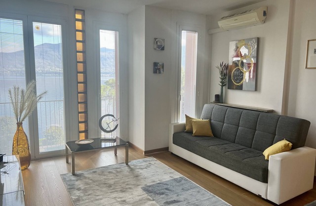 Elizaveta apartment with lake view and terrace