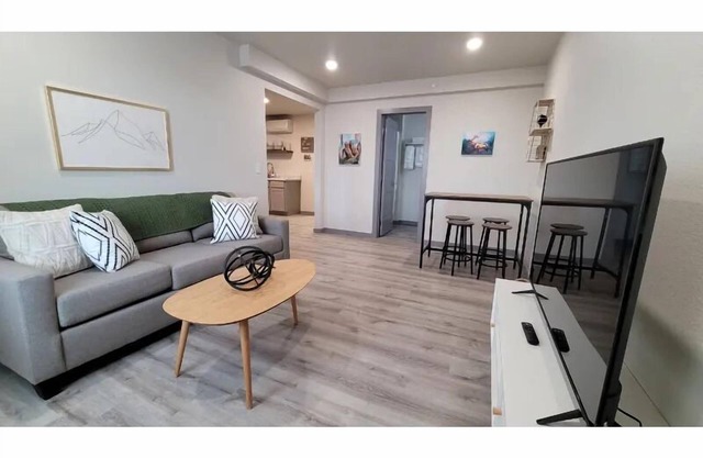 Elk Loft in Downtown Custer, Sleeps 8, 2 full bath