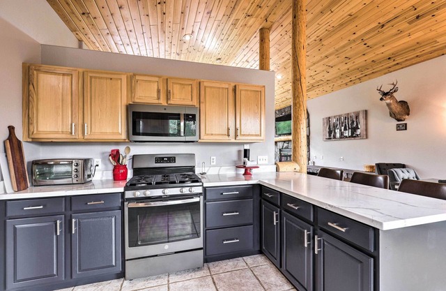 'elkwood Lodge' Cabin w/Hot Tub in Star Valley!