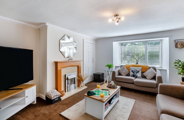 Elmsleigh Nest - Two Bedroom House, Sleeps 4