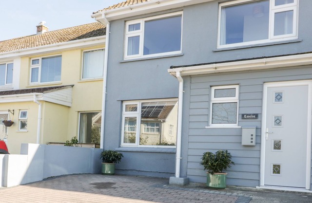 ELOEN, country holiday cottage, with a garden in Crantock