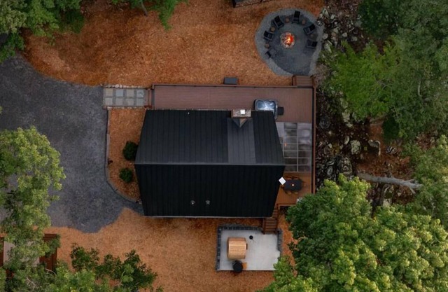 Emberwood | Modern Chalet + Nature Spa + Trails, & Wineries