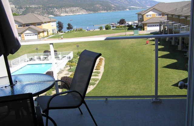 Emerald Beach Villas, Waterfront on Wood Lake, Top Floor