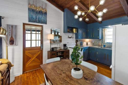 Emerald Cove Lakefront Cabin With Kayaks & Canoes