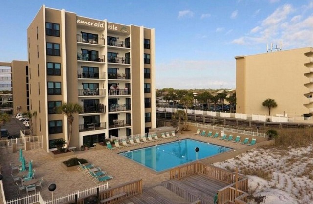 Emerald Isle 107-COMPLEX RENOVATION DISCOUNT-On the Beach-Ground Floor