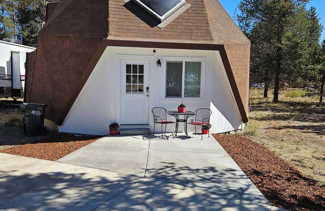 Enchanting 1-bedroom with loft dome home in La Pine