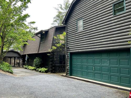 Enchanting Cabin with Breathtaking Sunset and Lake Views in North Carolina
