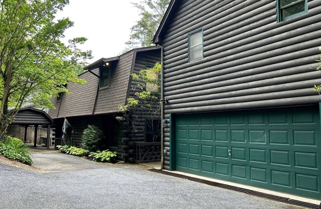 Enchanting Cabin with Breathtaking Sunset and Lake Views in North Carolina
