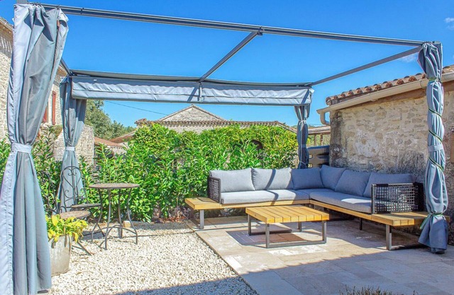 Enchanting farmhouse and cottage surrounded by vineyards in Floressas France