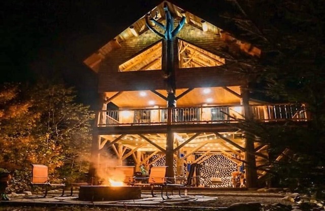 Enchanting New Treehouse! Experience a unique getaway above the forest canopy.