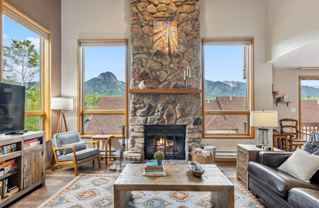 End Unit at Cascade Village - Great Views/EV Charger - 2 Miles to Purg