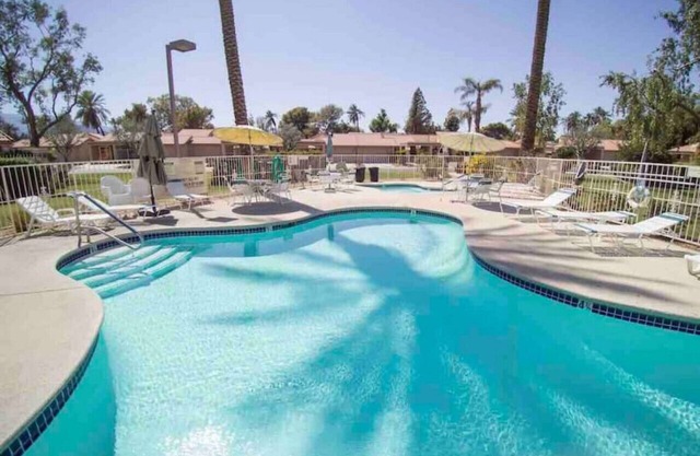 Endearing 2bdrm Condo w/Pool & near Coachella