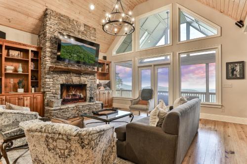 Endless Sky Lodge - Luxury Big Canoe Cabin with Hot Tub