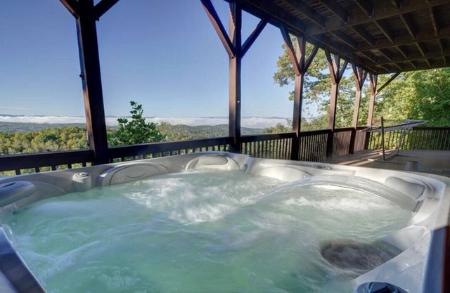 Endless View Mountain Cabin with Hot Tub & 180° Long Range Views