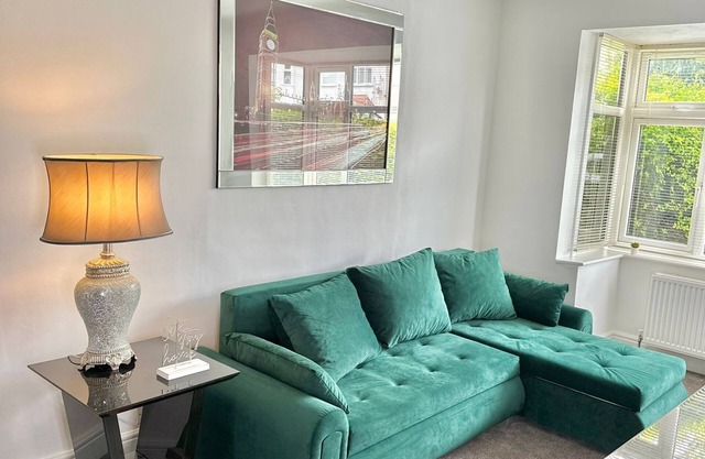 Enfield's Hidden Gem with WIFI + Parking + Garden