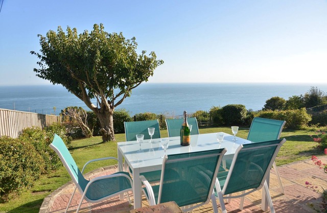 Englefield - a bungalow that sleeps 6 guests in 3 bedrooms