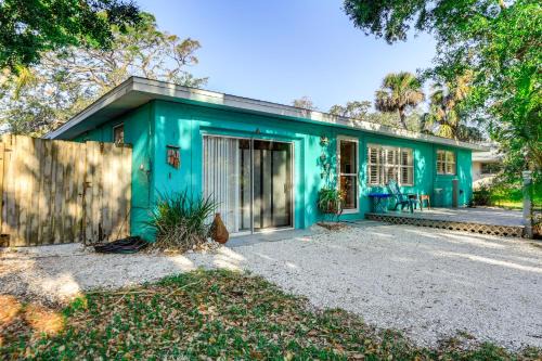 Englewood Bungalow 1 Mi to Beach Pets Welcome!