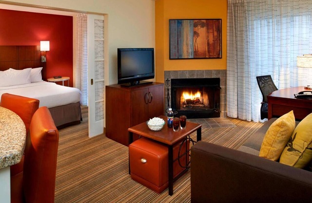 Enjoy a Hassle-Free Stay! Close to Freedom Hill Amphitheatre, Free Breakfast!